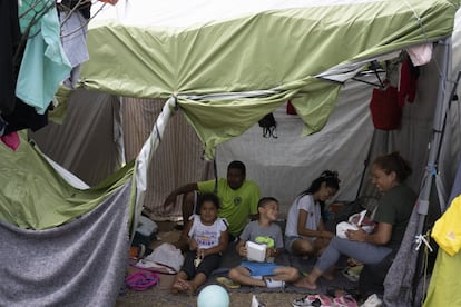 Estela García, su hija Jenny García, Anais Sevilla, de 23 años, y su hijo Zayed de 7 años, llegaron al campamento hace 28 días desde que les deportaron de EE UU. Las primeras familias que llegaron a la plaza a finales de febrero se colocaron debajo de la pérgola para dormir en el suelo. Después comenzaron a recibir donaciones de uno y otro lado de la frontera: comida, cobijas, ropa, tiendas de campaña y juguetes para los niños.