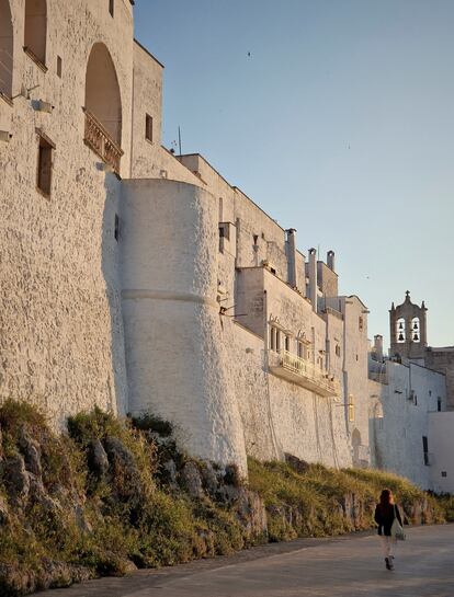 Atardecer sobre las murallas blancas de Ostuni.