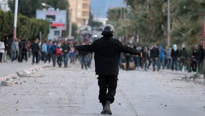 Manifestantes tunecinos se enfrentan a la polic&iacute;a en Siliana.