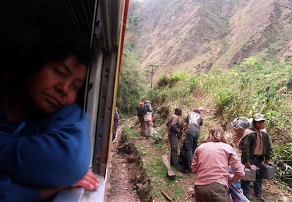 Una mujer, en un tren que lleva a  Machu Picchu (Per), junto al ro Urubamba, en octubre de 1999.