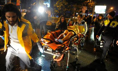 Una dona ferida és traslladada en una ambulància des de la discoteca Reina d'Istanbul on s'ha produït aquesta nit un atemptat. Almenys 39 persones han mort i 69 han resultat ferides.