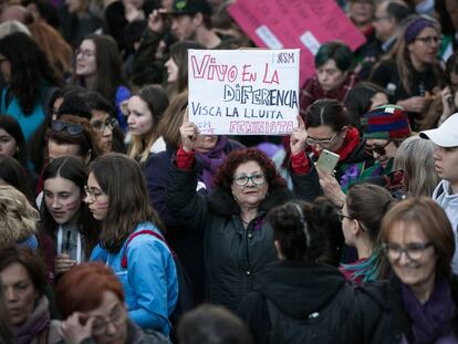 Una pancarta bilingüe a la manifestació feminista de Barcelona.