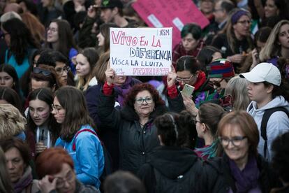 Una pancarta bilingüe a la manifestació feminista de Barcelona.