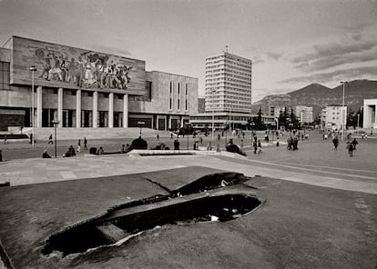 En Tirana, la capital albanesa los manifestantes derribaron la estatua de Hoxha en la plaza Skanderbeg en febrero de 1991.