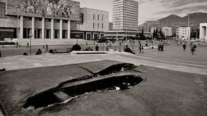 En Tirana, la capital albanesa los manifestantes derribaron la estatua de Hoxha en la plaza Skanderbeg en febrero de 1991.