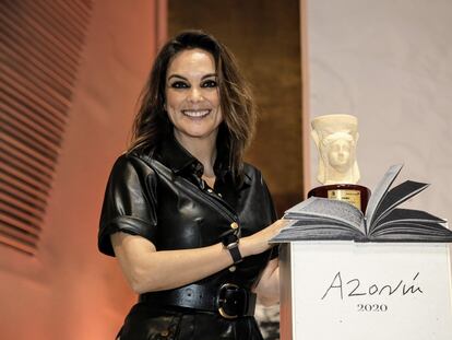 La periodista Mónica Carrillo posa con su galardón tras ganar el Premio Azorín 2020.
