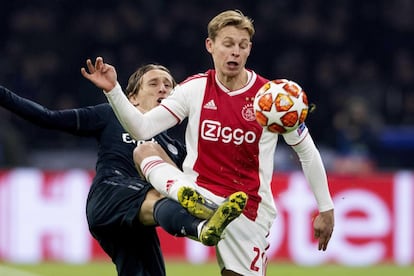 Frenkie de Jong (a la derecha) del Ajax disputa el balón con Luka Modric (izquierda) del Real Madrid). 