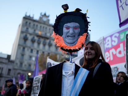 Una mujer sostiene una figura de Javier Milei durante la marcha Ni Una Menos el 3 de junio 2024.