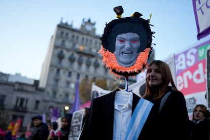 Una mujer sostiene una figura de Javier Milei durante la marcha Ni Una Menos el 3 de junio 2024.