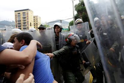 Un miembro de la Guardia Nacional de Venezuela sujeta a un opositor durante la protesta contra el gobierno actual, en Caracas.