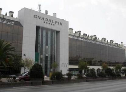 Fachada del hotel Guadalpín, en la Costa del Sol (Málaga).