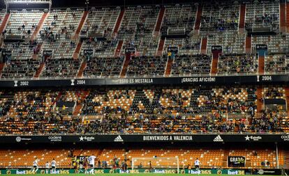 Las gradas despobladas de Mestalla durante el partido.