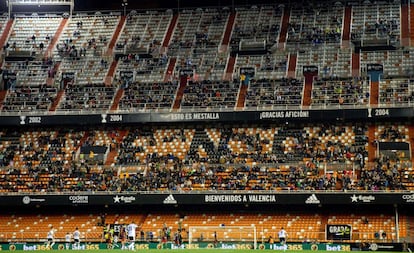 Las gradas despobladas de Mestalla durante el partido.