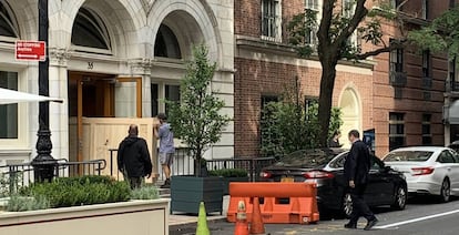 Trabajadores sacan obras de arte de las oficinas de Perelman en el Upper East Side de Manhattan, en Nueva York.