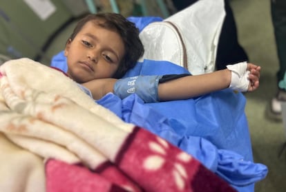 La niña Habiba, de cuatro años, anestesiada antes de ser operada en un hospital de Gaza.
