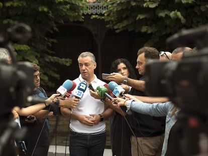 El lehendakari atiende en Llodio a los medios de comunicación.