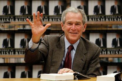 George W. Bush firma ejemplares de su libro <i>Decision Points</i> ayer en Dallas (Tejas).