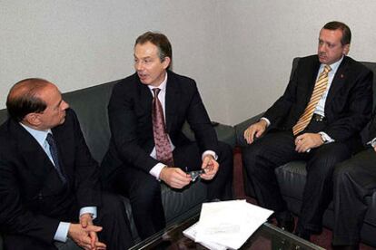 Silvio Berlusconi, Tony Blair y Recep Tayyip Erdogan (de izquierda a derecha) charlan durante una reunión ayer en Bruselas.