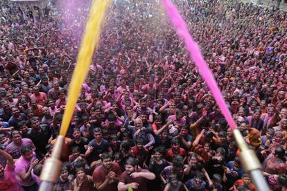 Cientos de personas celebran la ceremonia del Holi en el templo de Swaminarayan en Ahmedabad (India). Holi, un festival religioso hindú caracterizado por el uso de colores, marca el advenimiento de la primavera.
