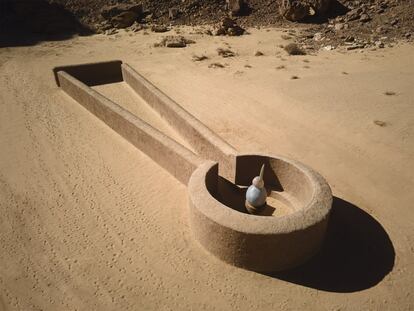 El sultán Bin Fahad firma ‘Desert Kite’, una estructura con la que recuerda a las personas que antes vivieron, y se ocultaron, en esta región. Para su forma, se ha basado en las estructuras que se utilizaban en el desierto para encerrar al ganado y está decorado con cuatro símbolos de protección tradicionalmente usados en las tumbas nabateas.
