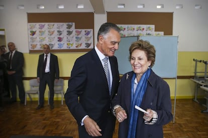  El presidente portugu&eacute;s, Cavaco Silva u su mujer, Maria Cavaco Silva.