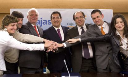 José Luis Ros (tercero por la izquierda) y Antonio Pulido (en el centro), ayer con los representantes sindicales tras la firma del pacto laboral.