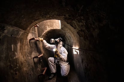 Un 'mosso' inspecciona las alcantarillas de Barcelona, en una patrulla rutinaria.