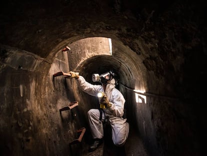 Un operario realiza una inspección rutinaria de una alcantarilla de Barcelona.