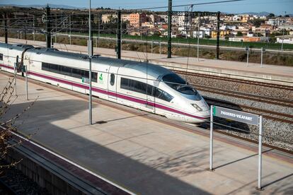 Un convoy de la línea del AVE Barcelona-Girona-Figueres, accediendo a la estación de Figueres-Vilafant.