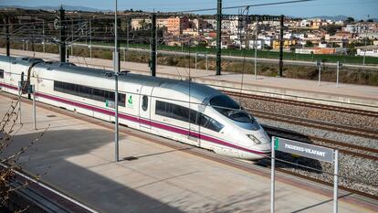 Un convoy de la línea del AVE Barcelona-Girona-Figueres, accediendo a la estación de Figueres-Vilafant.