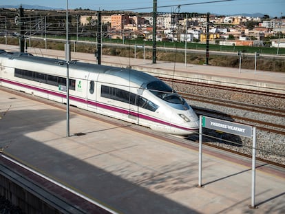 Un convoy de la línea del AVE Barcelona-Girona-Figueres, accediendo a la estación de Figueres-Vilafant, el pasado mes de abril.