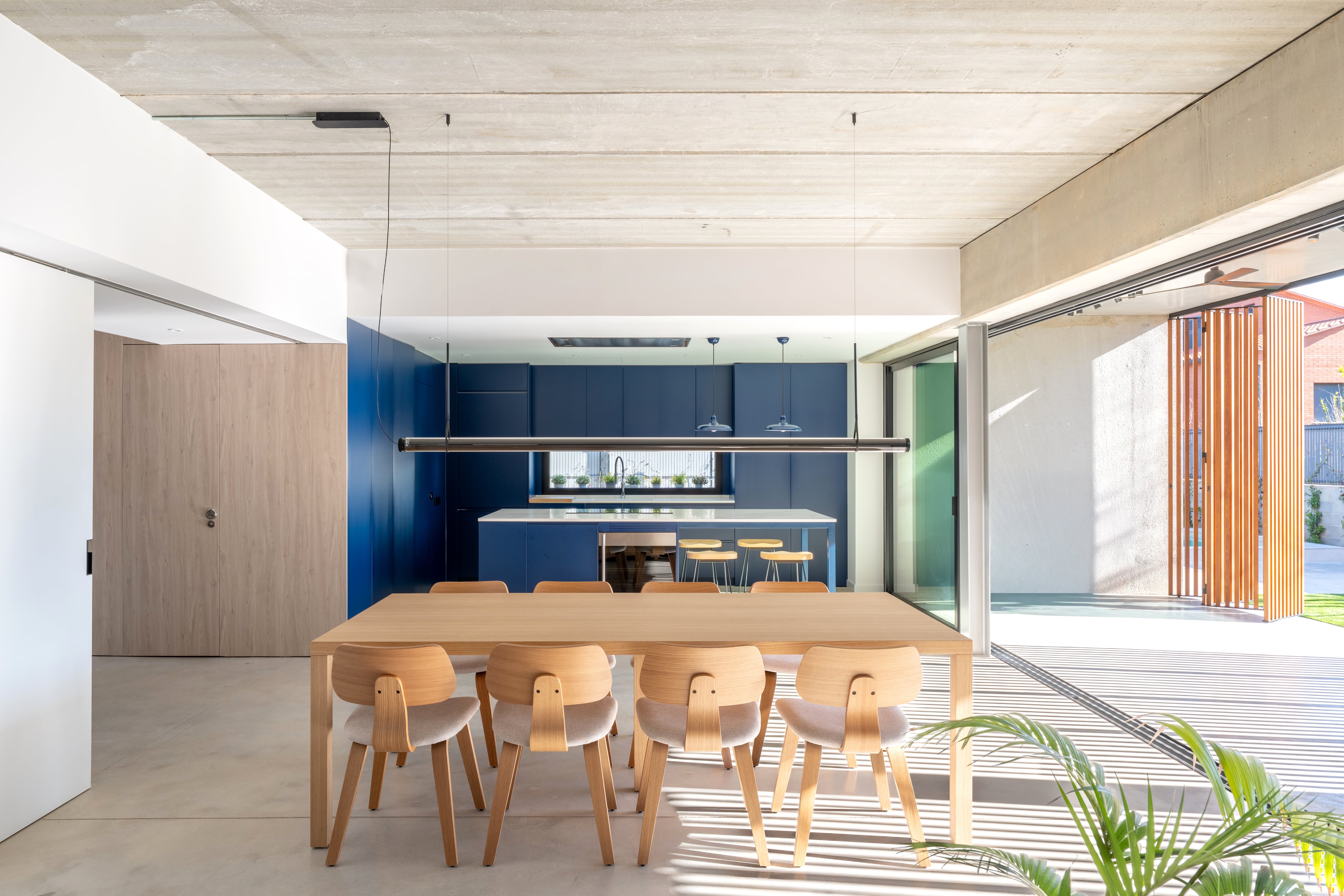 La planta contiene la cocina, el comedor y el salón en un espacio abierto que se abre al exterior.