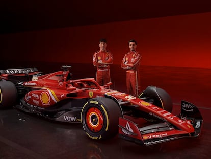 Carlos Sainz y Charles Leclerc posan durante la presentación del 'SF-24', el nuevo monoplaza de la escudería italiana Ferrari para este Mundial.