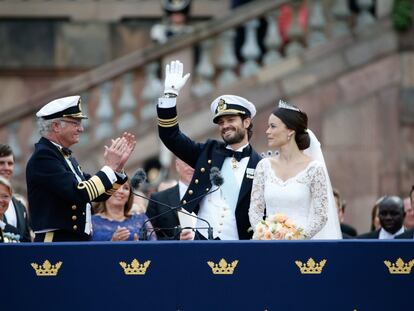 Carlos Gustavo de Suecia aplaude al príncipe Carlos Felipe y la princesa Sofía tras su salida de la capilla real el día de su boda, celebrada el 13 de junio de 2015.