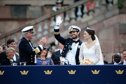 Carlos Gustavo de Suecia aplaude al príncipe Carlos Felipe y la princesa Sofía tras su salida de la capilla real el día de su boda, celebrada el 13 de junio de 2015.