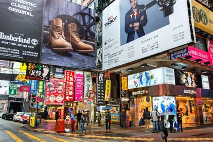 Luces de neón en el distrito de Kowloon. Hong Kong escala al tercer puesto entre las ciudades más caras del mundo.