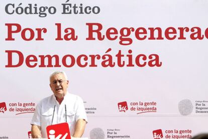 Cayo Lara, coordinador federal de Izquierda Unida, durante la presentación ayer en Madrid del código ético de la formación.