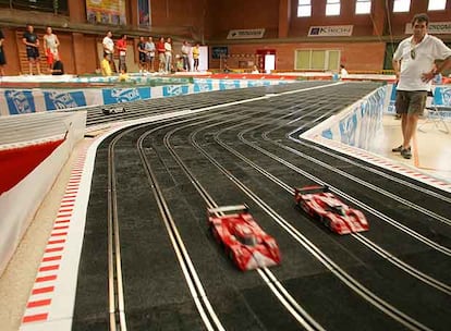 Entrenamiento de la prueba de <i>scalextric</i> que se celebra en el polideportivo Villafontana de Móstoles.