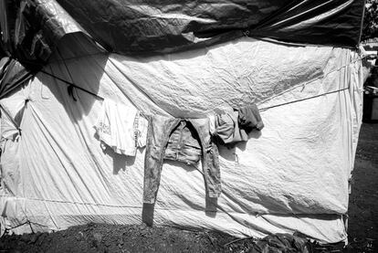  1 de abril de 2021. Parte de la ropa de Saliou se seca al sol, colgada de una tienda de campaña situada en Las Raíces (Santa Cruz de Tenerife), un antiguo campamento militar de los setenta donde se acogen y esperan los migrantes que llegan a cualquiera de las ocho islas del archipiélago antes de viajar a la Península. 