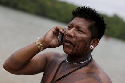 Indígena fala no celular durante os Jogos Mundiais dos Povos Indígenas.