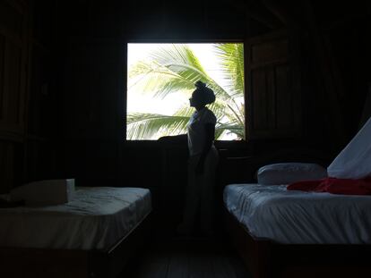 Amelia Hurtado Arboleda en una de las habitaciones de su posada, en Nuquí, Chocó, Colombia.