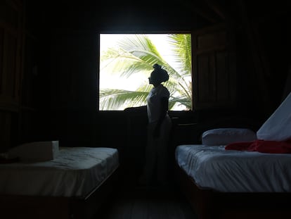 Amelia Hurtado Arboleda en una de las habitaciones de su posada, en Nuquí, Chocó, Colombia.