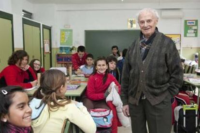 José Castaño, en el colegio público de Murcia que lleva su nombre, y en el que sigue trabajando con 92 años.