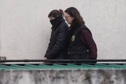 Salida de la mujer detenida del cuartel de Padr&oacute;n.