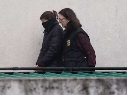 Salida de la mujer detenida del cuartel de Padrón.