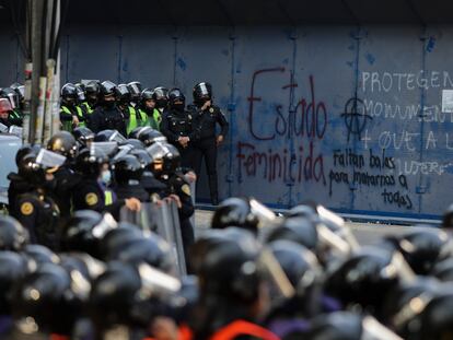 Policías ante las oficinas estatales de Quintana Roo en Ciudad de México, este miércoles.