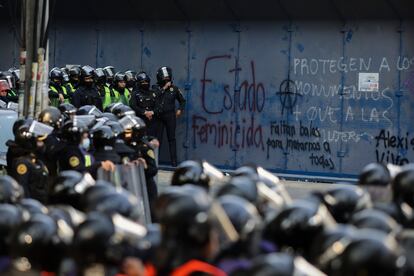 Policías ante las oficinas estatales de Quintana Roo en Ciudad de México, este miércoles.