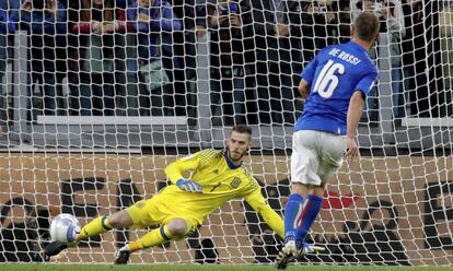 El centrocampista italiano Daniele de Rossi marca el gol del empateante España.