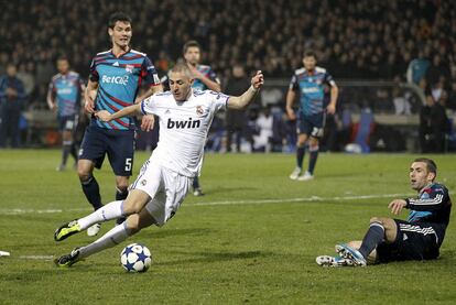 Benzema entro en el campo sustituyendo a Adebayor y en la primera jugada inauguró el marcador. Fue el primer gol del Madrid en Gerland.