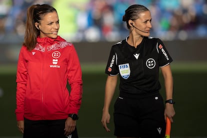 La asistente Guadalupe Porras (derecha) y la cuarta árbitro Marta Huerta, antes del partido.